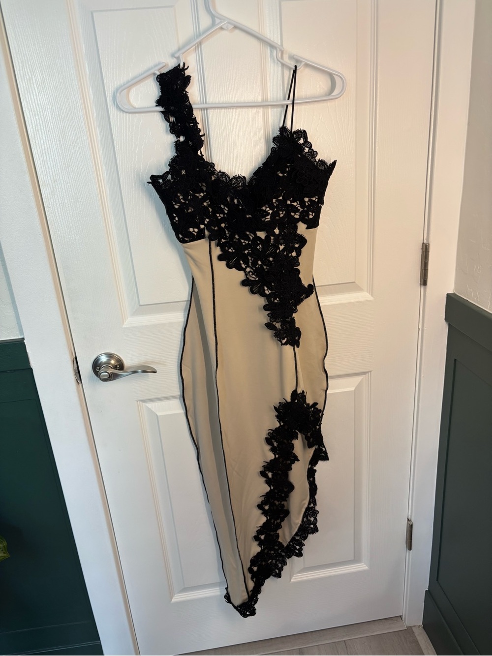 NWT MICAS Beige Black Floral Lace One-Shoulder Asymmetrical Midi Dress XS